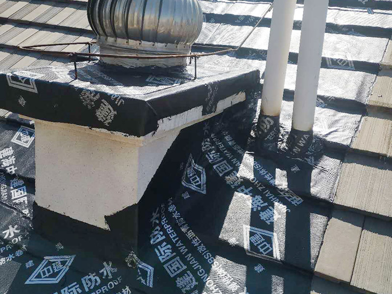 煙道漏水維修： 將煙道的兩個口（正常是四個方向開口）堵死后用防水涂料均勻涂刷好，如果還漏水的話，就從室內(nèi)使用高壓注漿機(jī)將專用水性防水涂料（此涂料與水膨脹、立馬見效）注入砼內(nèi)的毛細(xì)孔將其封死，效果相當(dāng)好。 需要根治的話，那就復(fù)雜了：需要把滲水部位周圍的保溫層砸開，將原防水層破壞后，再在原砼面層上重新做防水處理。