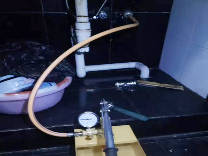 墻內水管漏水檢測：首先，可以通過尋管儀確定管道的確切位置，其次，保持一直不要用水，先看一下水表，記下數字，過會再去看水表，觀察是否漏水把水閘關掉，把水放干。找一根水管向地漏沖水，看樓下會不會漏水堵住地漏，在衛生間放較多水，一會兒后，觀察樓下會不會漏水，如果進水管和排水管正常，但防水層漏水測試發現樓下漏水，那就是防水層漏水，找到漏水處后，先關閉閥門、截斷水源后，將水龍頭打開至適當位置，然后用專用膠布捆住漏水的部位。