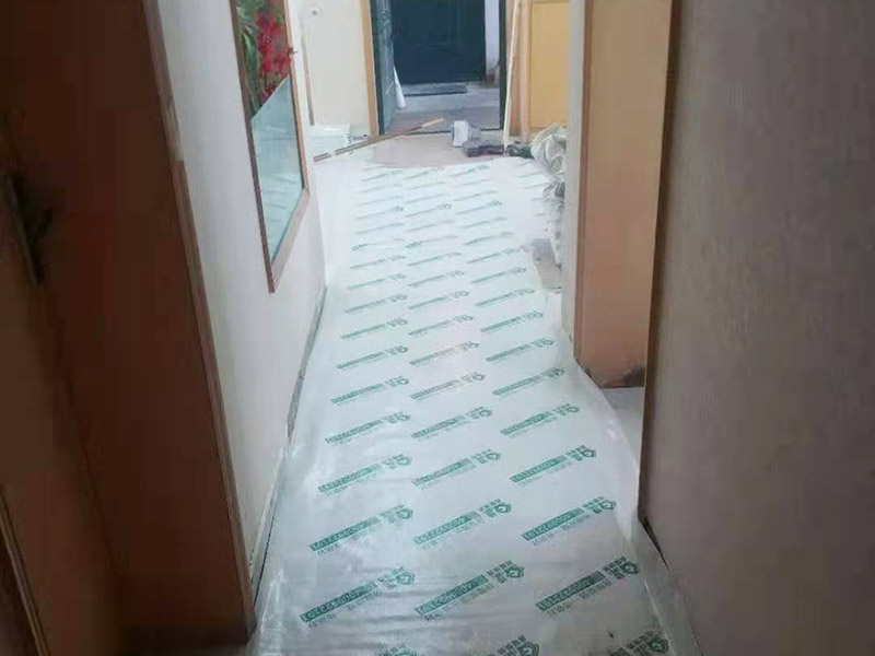 陽臺貼磚翻新：需要在粘結劑量置晾時間內，將準備好的瓷磚鋪壓到位，垂直于梳理方向輕微搓動以排出磚下的空氣。鋪貼到位后用橡皮錘輕擊，用尺寸合適的十字定位架來調整表面平整度及接縫的平直。 磁磚盡量不要沾水，按垂直線及水平線保留6--8mm灰縫粘貼牢固后，再做填縫處理，陰雨天最好不要施工，以免水泥污垢增多。 填縫后，用木版或其他工具刮去大灰，用6--8#園鋼清理灰縫，以突出磚的立體感，磁磚表面殘留水泥一定等其發白時(即干而未凝固時)，用干布或鋸沫(木屑)、大沙、擦凈表面水泥，(注意一定不要用濕布)、布條、海綿等要勤擦勤換。 等徹底凝固后，用加長柄化纖滾筒毛刷沾取20%--30%鹽酸溶液進行全面清洗，之后用清水沖凈。這時要小心操作以免鹽酸沾染人身及衣物哦。