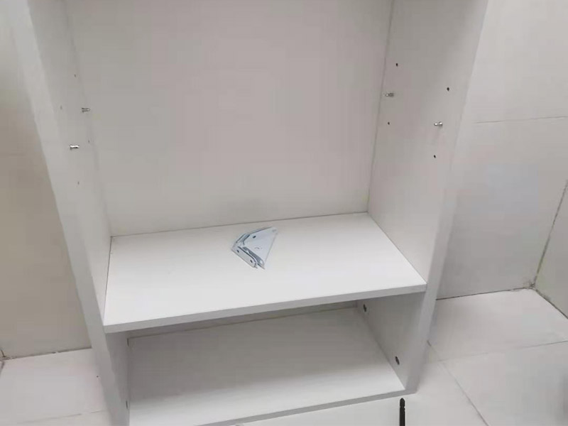 浴室柜打孔安裝：掛墻式浴室柜主柜安裝方法，但是按柜子掛鐵片的孔位、孔距，量出孔在墻面上的位置。用沖擊鉆在墻面上打孔，再用已有的爆炸螺絲把柜子安裝在墻上。還有用水平尺測量柜子是否安裝水平，再把臺面盆放在柜子上面。浴室柜一般距離地面的高度是80cm-85cm，根據使用人的身高和習慣可以略做調節。 落地式浴室柜安裝方法，還有把金屬腳裝在柜體上，然后把柜子放在預設位置，調整金屬腳使柜子平穩，再把臺面盆放上柜子上面。 浴室鏡安裝方法，但是按鏡子后面的掛鏡片的孔位、孔距，量出孔在墻面上的位置。用沖擊鉆在墻面上打孔