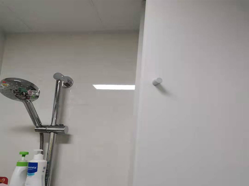 浴室柜打孔安裝：掛墻式浴室柜主柜安裝方法，但是按柜子掛鐵片的孔位、孔距，量出孔在墻面上的位置。用沖擊鉆在墻面上打孔，再用已有的爆炸螺絲把柜子安裝在墻上。還有用水平尺測量柜子是否安裝水平，再把臺面盆放在柜子上面。浴室柜一般距離地面的高度是80cm-85cm，根據使用人的身高和習慣可以略做調節。 落地式浴室柜安裝方法，還有把金屬腳裝在柜體上，然后把柜子放在預設位置，調整金屬腳使柜子平穩，再把臺面盆放上柜子上面。 浴室鏡安裝方法，但是按鏡子后面的掛鏡片的孔位、孔距，量出孔在墻面上的位置。用沖擊鉆在墻面上打孔