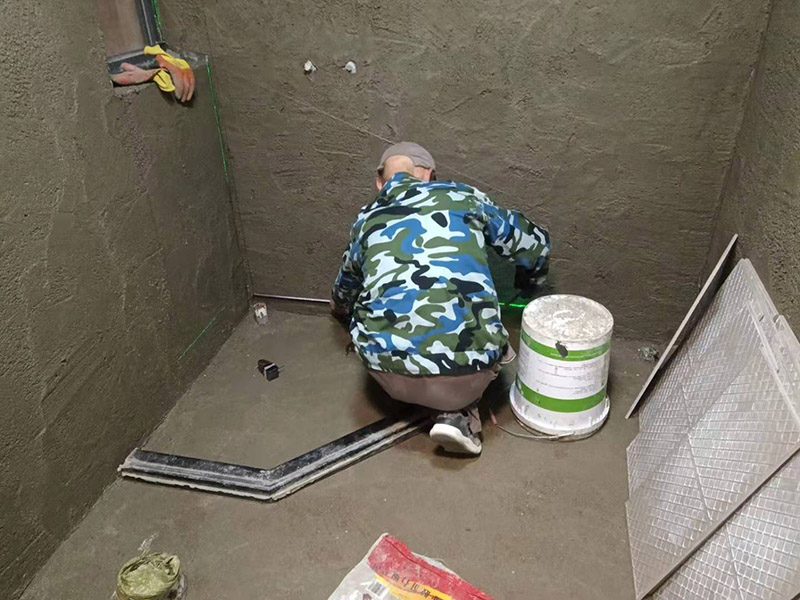 浴室找平貼磚：在鋪貼瓷磚前，我們要先把還沒涂抹水泥的地磚鋪在地上，并敲平，然后在地磚上涂滿水泥，鋪在地面，鋪地磚的過程中要對齊四塊磚的對角位置。  另外，在鋪貼瓷磚時也要講究鋪貼順序，在鋪地磚時應從內向外貼，有坡度或地漏的地方，要注意排水方向找坡，而墻面磚應從下往上貼，底層的瓷磚要最后貼，這樣鋪貼出來才美觀，鋪完地磚后還要壓地磚。