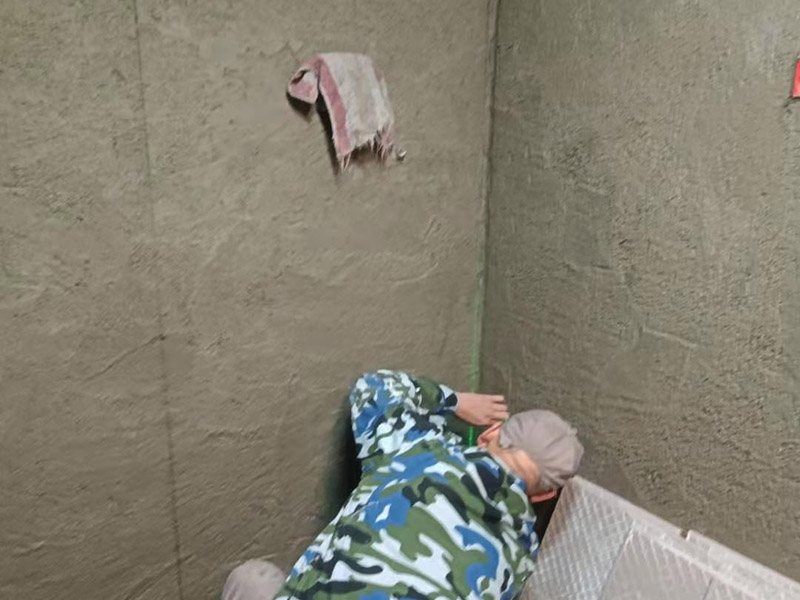 浴室找平貼磚：在鋪貼瓷磚前，我們要先把還沒涂抹水泥的地磚鋪在地上，并敲平，然后在地磚上涂滿水泥，鋪在地面，鋪地磚的過程中要對齊四塊磚的對角位置。  另外，在鋪貼瓷磚時也要講究鋪貼順序，在鋪地磚時應從內向外貼，有坡度或地漏的地方，要注意排水方向找坡，而墻面磚應從下往上貼，底層的瓷磚要最后貼，這樣鋪貼出來才美觀，鋪完地磚后還要壓地磚。