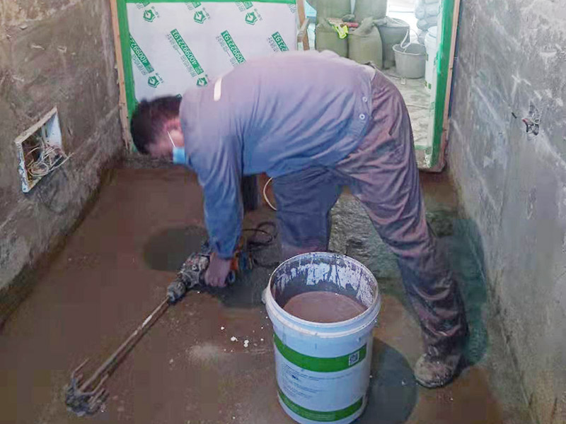 調制水泥地面找平： 一般房屋的地面上有比較凸出的地方，可以采用旋轉平磨的方式將高的地方打磨下去前提是下邊沒有管道。如果高的地方不打磨，那么找平出來的地面就會出現由齒刮刮出來的地面在高的地方同樣留下了同樣多的水泥，最后找出來的地面好是高的地方依然高，低的地方依然低。同時打磨還能節約不少的用料，這是地面找平中一個很重要的步驟。
