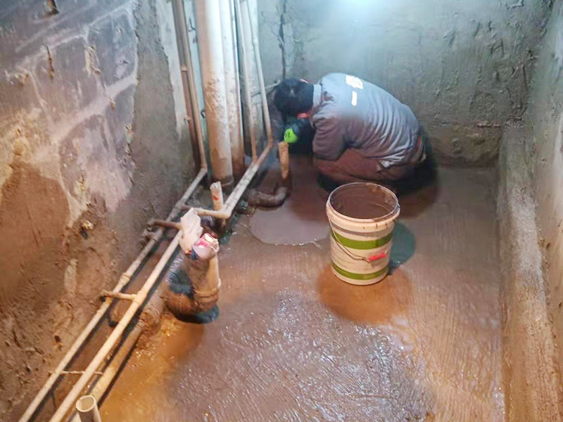 調制水泥地面找平： 一般房屋的地面上有比較凸出的地方，可以采用旋轉平磨的方式將高的地方打磨下去前提是下邊沒有管道。如果高的地方不打磨，那么找平出來的地面就會出現由齒刮刮出來的地面在高的地方同樣留下了同樣多的水泥，最后找出來的地面好是高的地方依然高，低的地方依然低。同時打磨還能節約不少的用料，這是地面找平中一個很重要的步驟。