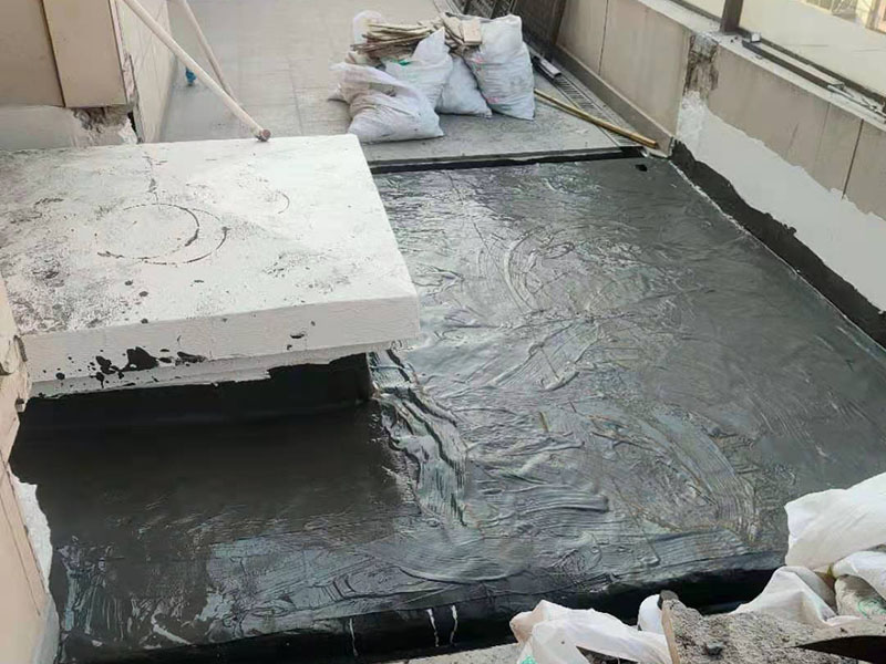 覆蓋底部丙綸保護(hù)層：清理基層，施工前要將基層表面的塵土和雜物清理干凈，然后用熱熔法改性瀝青卷材對防水層施工前在水落口、管根、陰陽角等細(xì)部先做好附加層。鋪貼卷材，首先卷材的厚度要符合要求，將防水卷材裁剪成相應(yīng)的尺寸，用火焰噴槍加熱基層和卷材的交接處，趁卷材的材面剛剛?cè)刍瘯r(shí)將卷材向前滾鋪、粘貼。鋪貼平面與立面相連接的卷材應(yīng)由下向上進(jìn)行。 熱熔封邊，用噴槍將卷材搭接處加熱，讓其粘結(jié)牢固，然后涂刷第一遍防水涂料。防水施工前要先保證地面干凈、干燥，防水涂料要滿涂，確保無遺漏，與基層結(jié)合要牢固，無裂紋和氣泡等，防水涂料厚度要達(dá)到產(chǎn)品規(guī)定的要求。