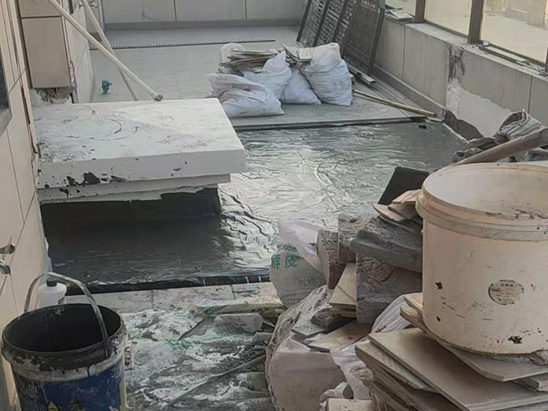 覆蓋底部丙綸保護(hù)層：清理基層，施工前要將基層表面的塵土和雜物清理干凈，然后用熱熔法改性瀝青卷材對防水層施工前在水落口、管根、陰陽角等細(xì)部先做好附加層。鋪貼卷材，首先卷材的厚度要符合要求，將防水卷材裁剪成相應(yīng)的尺寸，用火焰噴槍加熱基層和卷材的交接處，趁卷材的材面剛剛?cè)刍瘯r(shí)將卷材向前滾鋪、粘貼。鋪貼平面與立面相連接的卷材應(yīng)由下向上進(jìn)行。 熱熔封邊，用噴槍將卷材搭接處加熱，讓其粘結(jié)牢固，然后涂刷第一遍防水涂料。防水施工前要先保證地面干凈、干燥，防水涂料要滿涂，確保無遺漏，與基層結(jié)合要牢固，無裂紋和氣泡等，防水涂料厚度要達(dá)到產(chǎn)品規(guī)定的要求。