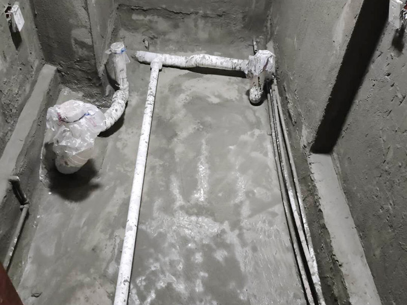 衛(wèi)生間防水找平:在進(jìn)行防水處理之前，一定先找平地面。找平層施工方法：基面有空隙、裂縫、不平等缺陷的，用水泥砂漿修補(bǔ)抹平。使基面必須堅(jiān)固、平整、干凈、無灰塵、油膩、蠟、脫模劑等以及其他碎屑物質(zhì)。找平層干燥后方可進(jìn)行防水層施工，施工期間應(yīng)防火、防水。防水層完成后，要進(jìn)行成品保護(hù)，不得上人走動(dòng)。