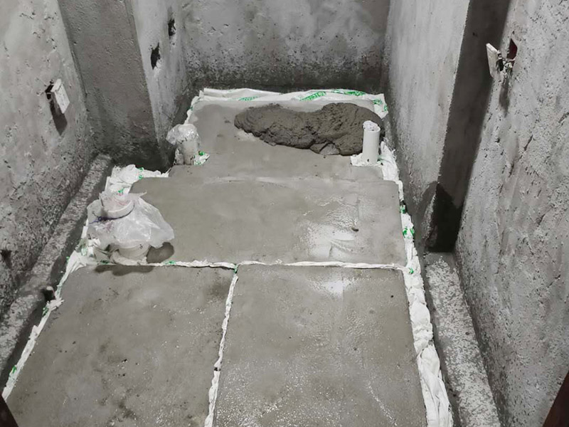 衛(wèi)生間防水找平:在進(jìn)行防水處理之前，一定先找平地面。找平層施工方法：基面有空隙、裂縫、不平等缺陷的，用水泥砂漿修補(bǔ)抹平。使基面必須堅(jiān)固、平整、干凈、無灰塵、油膩、蠟、脫模劑等以及其他碎屑物質(zhì)。找平層干燥后方可進(jìn)行防水層施工，施工期間應(yīng)防火、防水。防水層完成后，要進(jìn)行成品保護(hù)，不得上人走動(dòng)。