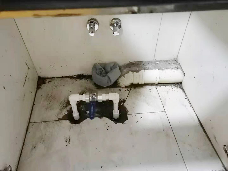 水槽下水管維修更換：首先，要檢查地板和屋頂是否有漏水的縫隙，廚衛(wèi)地面也要做蓄水相關(guān)的實(shí)驗(yàn)，確定不漏水之后，再檢查水管及配件是否有破損、是否牢固。安裝溢水孔的下水管。溢水孔是避免水槽向外溢水的保護(hù)孔，所以要注意其與槽體銜接處的密封性，確保溢水孔的下水管自身不漏水。安裝整體的排水管。當(dāng)遇到兩個(gè)過(guò)濾籃的水槽，且兩個(gè)下水管之間的距離有近遠(yuǎn)，就需要對(duì)水管進(jìn)行切割作業(yè)，要十分留意的是每個(gè)接口的密封性。
