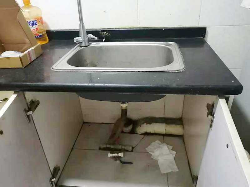 水槽下水管維修更換：首先，要檢查地板和屋頂是否有漏水的縫隙，廚衛(wèi)地面也要做蓄水相關(guān)的實(shí)驗(yàn)，確定不漏水之后，再檢查水管及配件是否有破損、是否牢固。安裝溢水孔的下水管。溢水孔是避免水槽向外溢水的保護(hù)孔，所以要注意其與槽體銜接處的密封性，確保溢水孔的下水管自身不漏水。安裝整體的排水管。當(dāng)遇到兩個(gè)過(guò)濾籃的水槽，且兩個(gè)下水管之間的距離有近遠(yuǎn)，就需要對(duì)水管進(jìn)行切割作業(yè)，要十分留意的是每個(gè)接口的密封性。