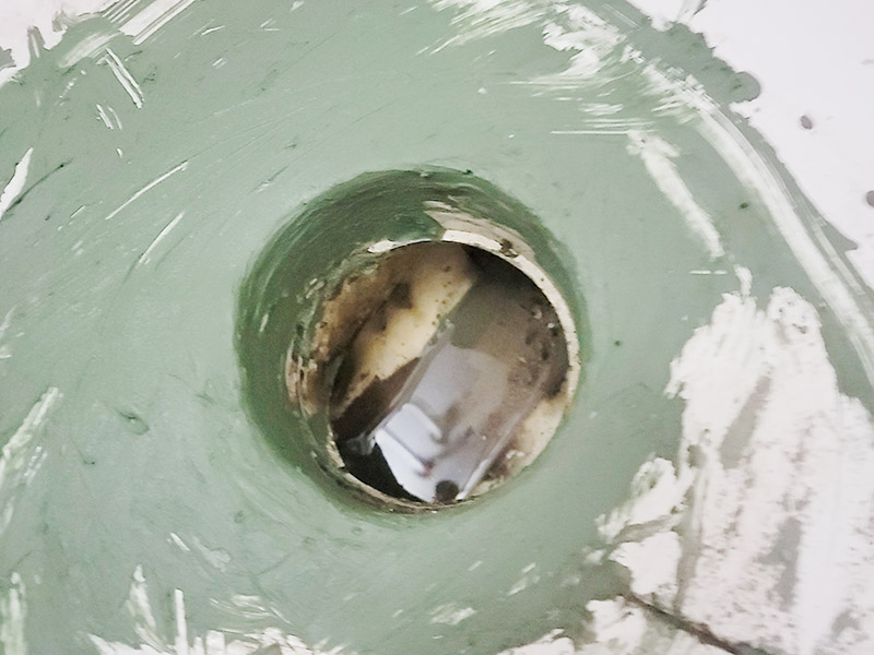 馬桶下水管打壓維修：1.觀察現(xiàn)場，以確定采購配件型號，及其他額外工具。 2.準備工具及材料。準備現(xiàn)場，沖一次清水，蓋上馬桶，把舊衣服墊在馬桶蓋上。 3.非常重要，通知你樓上的各家用戶，此期間不要使用馬桶沖水。 4.拆除舊管，先取下兩邊的捆綁固定物，用鉗子，一般是鐵絲擰的。然后吧管取下，一般塑料已經老化，沒有彈性，但很脆，直接掰就行。 5.處理接口邊緣，主要是通便管道接口，老化膠皮粘著邊上，形成厚度，不敲掉的話新管套不進去。然后兩邊接口抹上凡士林。不然上面有銹，套管的時候非常困難。廢舊衣物此時可以用來擦手。 6.套管，力氣活，技巧活。注意，先吧固定的鐵圈套中膠皮管口，不然對接上之后，就帶不上了。