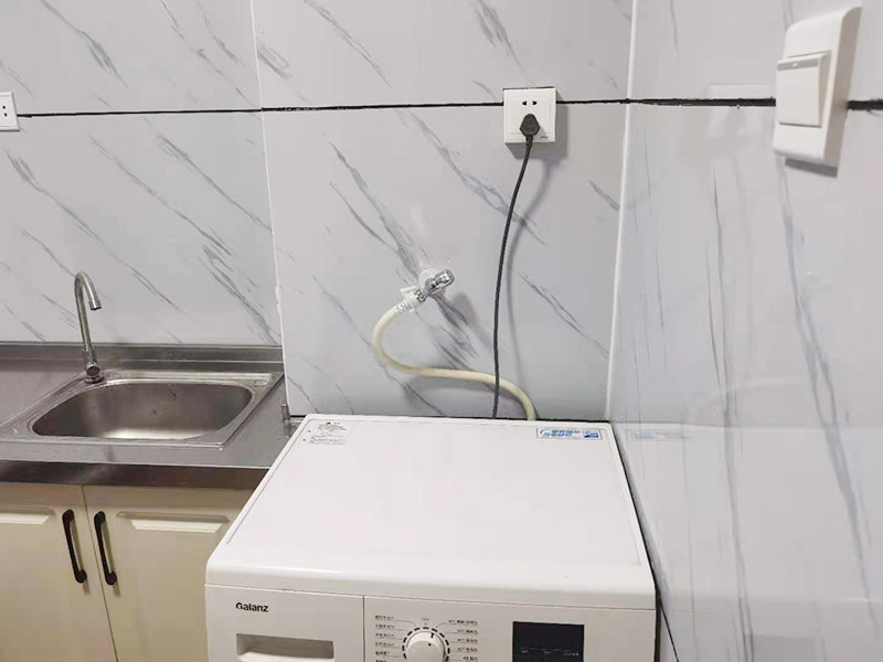 出租房廚房墻貼微晶板：將粘有圖案的轉(zhuǎn)移膜輕輕的撕離圖案的底紙，如果圖案有沒(méi)粘在轉(zhuǎn)移膜上的地方，可以用小刀輔助一下。先將轉(zhuǎn)移膜剪下的邊角料挑選個(gè)墻角的墻面測(cè)試一下墻面的性能，確定墻面沒(méi)問(wèn)題后再粘貼。如果墻面掉粉或在撕下轉(zhuǎn)移膜時(shí)會(huì)連同墻面漆一起粘下，請(qǐng)?zhí)幚砗笤龠M(jìn)行粘貼。　貼圖案的時(shí)候，可以先將轉(zhuǎn)移膜的一角先粘在墻上，然后慢慢的將粘有圖案的轉(zhuǎn)移膜順著向下的方向貼在墻上，接著用卡片由圖案中間向四周的方向反復(fù)劃幾下，使墻貼更好粘在墻壁。