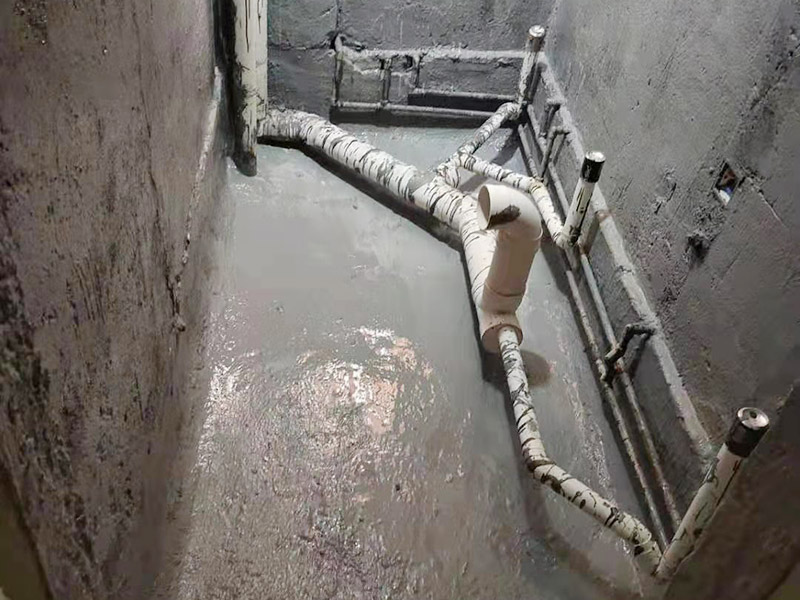 衛(wèi)生間防水貼磚維修：先做墻面防水→貼墻磚→再做地面防水2－3遍→固化期5－7天→閉水實驗合格→地面做水泥砂漿保護層→貼地磚。都是在地面用水泥砂漿找平一次，等它干透后再做防水。一般的防水施工要做2到3遍，而且防水的順序也是有講究的，比如，要先做完墻面防水再貼墻磚，其次才可以做地面防水，再貼地磚。