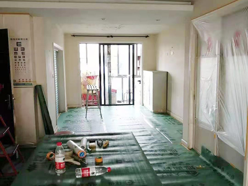 地面家具保護措施：貼好磚做好清潔，清除地磚表面的細沙之類的。防止后期走動或者其他動作刮花地磚表面釉質(zhì)，導(dǎo)致后期地面很花。其他的堅硬物也不要留在地磚表面。可以用地面保護膜把地磚覆蓋了，在上面的各種操作就不會破壞地磚了。選擇整體都覆蓋，方便工人之后的施工，在裝修完畢后取掉就行。