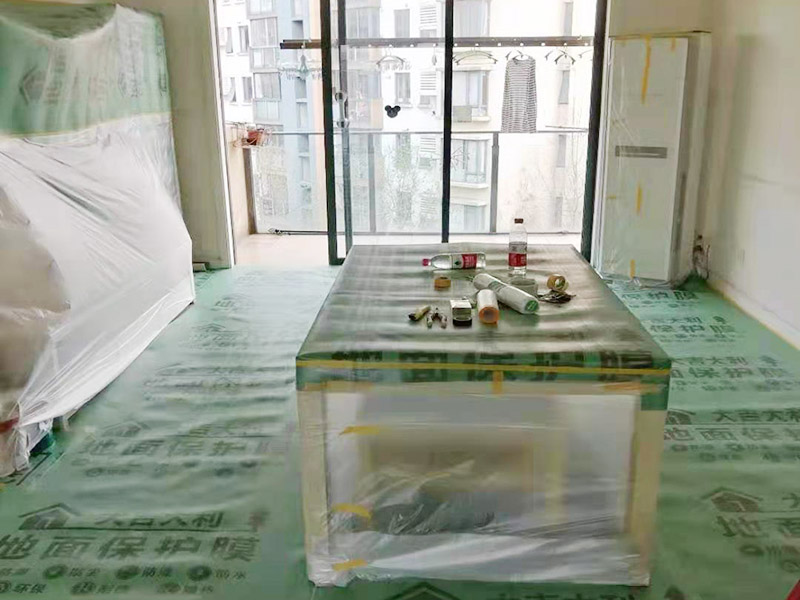 地面家具保護措施：貼好磚做好清潔，清除地磚表面的細沙之類的。防止后期走動或者其他動作刮花地磚表面釉質(zhì)，導(dǎo)致后期地面很花。其他的堅硬物也不要留在地磚表面。可以用地面保護膜把地磚覆蓋了，在上面的各種操作就不會破壞地磚了。選擇整體都覆蓋，方便工人之后的施工，在裝修完畢后取掉就行。