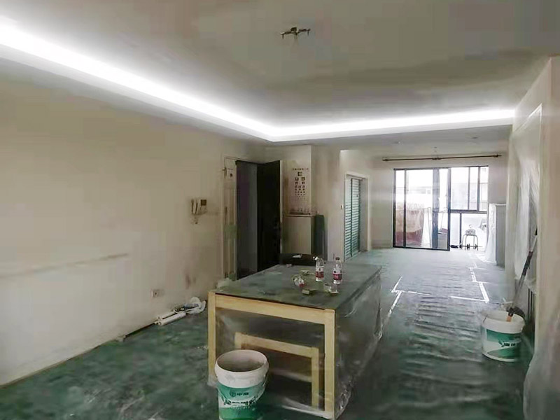 地面家具保護措施：貼好磚做好清潔，清除地磚表面的細沙之類的。防止后期走動或者其他動作刮花地磚表面釉質(zhì)，導(dǎo)致后期地面很花。其他的堅硬物也不要留在地磚表面。可以用地面保護膜把地磚覆蓋了，在上面的各種操作就不會破壞地磚了。選擇整體都覆蓋，方便工人之后的施工，在裝修完畢后取掉就行。