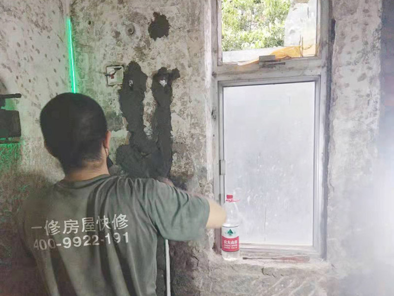 廚衛局部改造:在安裝燃氣管前我們需要先將灶具放進事先開好孔的灶臺。清理干凈灶具進氣口，再將膠管接頭套入灶具接頭處并超過紅線，并用管夾或管箍夾緊膠管。查看電池盒是否有電池，如沒有請購買電池并安裝，一般是1號電池， 到此基本的安裝完成。之后還要做調試，一般的方法是先開始打開旋鈕，測試是否有火，或者說看一看火焰顏色是否為淡藍色，如果火焰顏色偏黃，或者偏紅，還需要再對燃氣灶進行調試，使其火焰呈現正常顏色，即淡藍色。