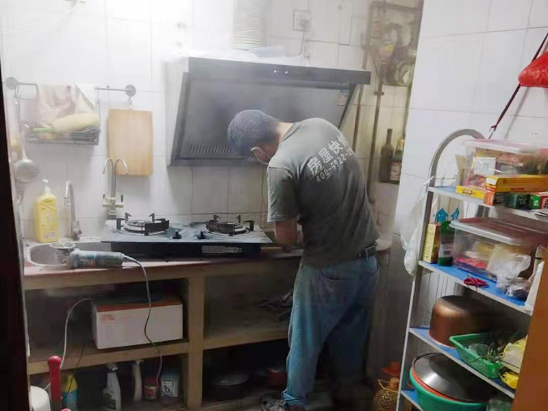 廚衛局部改造:在安裝燃氣管前我們需要先將灶具放進事先開好孔的灶臺。清理干凈灶具進氣口，再將膠管接頭套入灶具接頭處并超過紅線，并用管夾或管箍夾緊膠管。查看電池盒是否有電池，如沒有請購買電池并安裝，一般是1號電池， 到此基本的安裝完成。之后還要做調試，一般的方法是先開始打開旋鈕，測試是否有火，或者說看一看火焰顏色是否為淡藍色，如果火焰顏色偏黃，或者偏紅，還需要再對燃氣灶進行調試，使其火焰呈現正常顏色，即淡藍色。