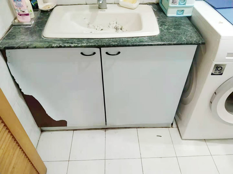 廚房櫥柜門更換：老房子櫥柜門漆脫落，從環保角度來看，建議用貼紙即可，或用墻紙也可，即使將來看膩了，換起來方便；先把櫥柜和衣柜表面清理干凈和平整，可以先把需要的長度裁剪好，找一個桶把墻紙膠和混合物按說明書上調好后。用滾筒把調好后的墻紙膠滾到櫥柜和衣柜表面(記住貼哪里就滾哪里)。把墻紙貼在上面，用刮板把墻紙刮平整，用毛巾在擦干凈，把多余的裁掉。