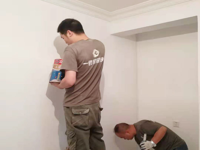 客廳墻面刷漆修補：首先檢查墻面問題點在哪里，找到問題逐步解決，如果發(fā)現(xiàn)墻體不夠堅實，墻面存在大裂縫等問題，應(yīng)該先對墻面進行處理。此時需要注意處理墻面的時候，膩子，膠水，涂料在施工的會后難免會對周圍已經(jīng)裝修好的成品造成影響，在施工前要做好成品的保護。清理好打磨后的膩子表面的浮塵被，就可以刷底漆了，底漆可以提高面漆的附著力、增加面漆的豐滿度、提供抗堿性、提供防腐功能等，使用底漆后面漆更易涂刷，減少了面漆的使用量。