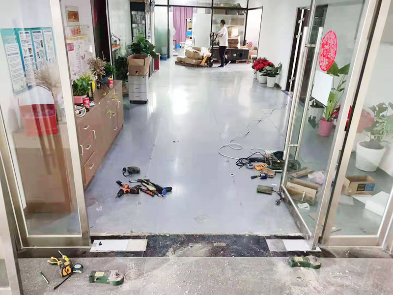 玻璃門地彈簧更換：地彈簧是一種閉門器，而這種閉門器在玻璃門中使用較多。玻璃門地彈簧也是一種液壓式閉門器，其壓緊彈簧的裝置為蝸輪，主要是因?yàn)槲佪喛梢哉聪蛐D(zhuǎn)，根據(jù)玻璃門地彈簧的特點(diǎn)，基本配置是天軸和地軸，除了玻璃門，可以適用于幾乎所有木制、鋼制、鋁合金門和使用玻璃門夾的無邊框玻璃門。