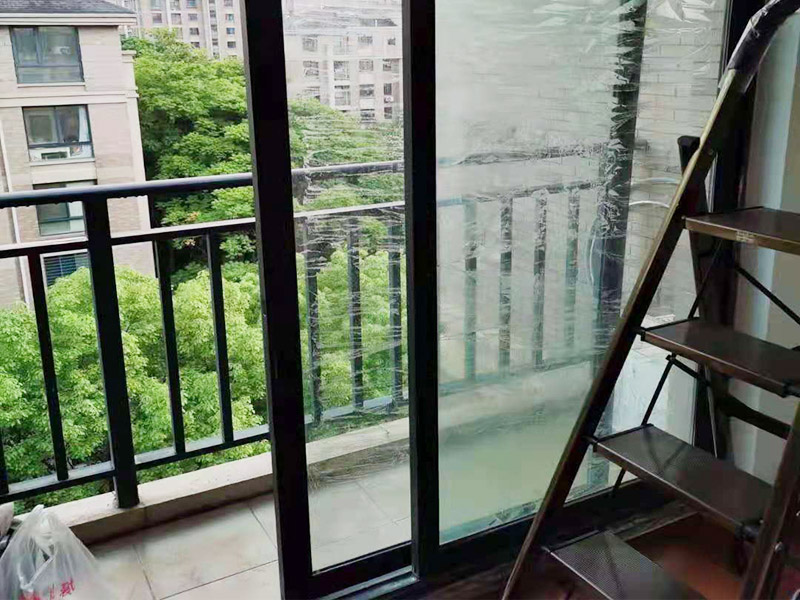 玻璃門地彈簧更換：地彈簧是一種閉門器，而這種閉門器在玻璃門中使用較多。玻璃門地彈簧也是一種液壓式閉門器，其壓緊彈簧的裝置為蝸輪，主要是因?yàn)槲佪喛梢哉聪蛐D(zhuǎn)，根據(jù)玻璃門地彈簧的特點(diǎn)，基本配置是天軸和地軸，除了玻璃門，可以適用于幾乎所有木制、鋼制、鋁合金門和使用玻璃門夾的無邊框玻璃門。