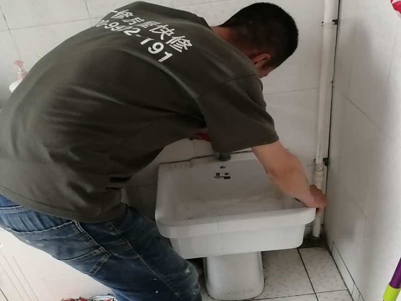 衛(wèi)生間漏水到樓下怎么處理，來(lái)看看成都裝修公司怎么做