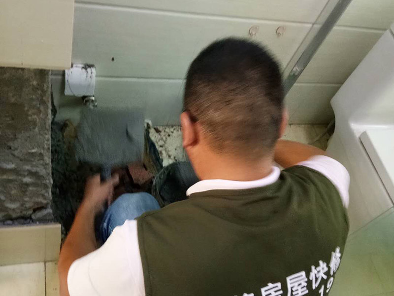 地面漏水到樓下吊頂上面怎么回事，地面